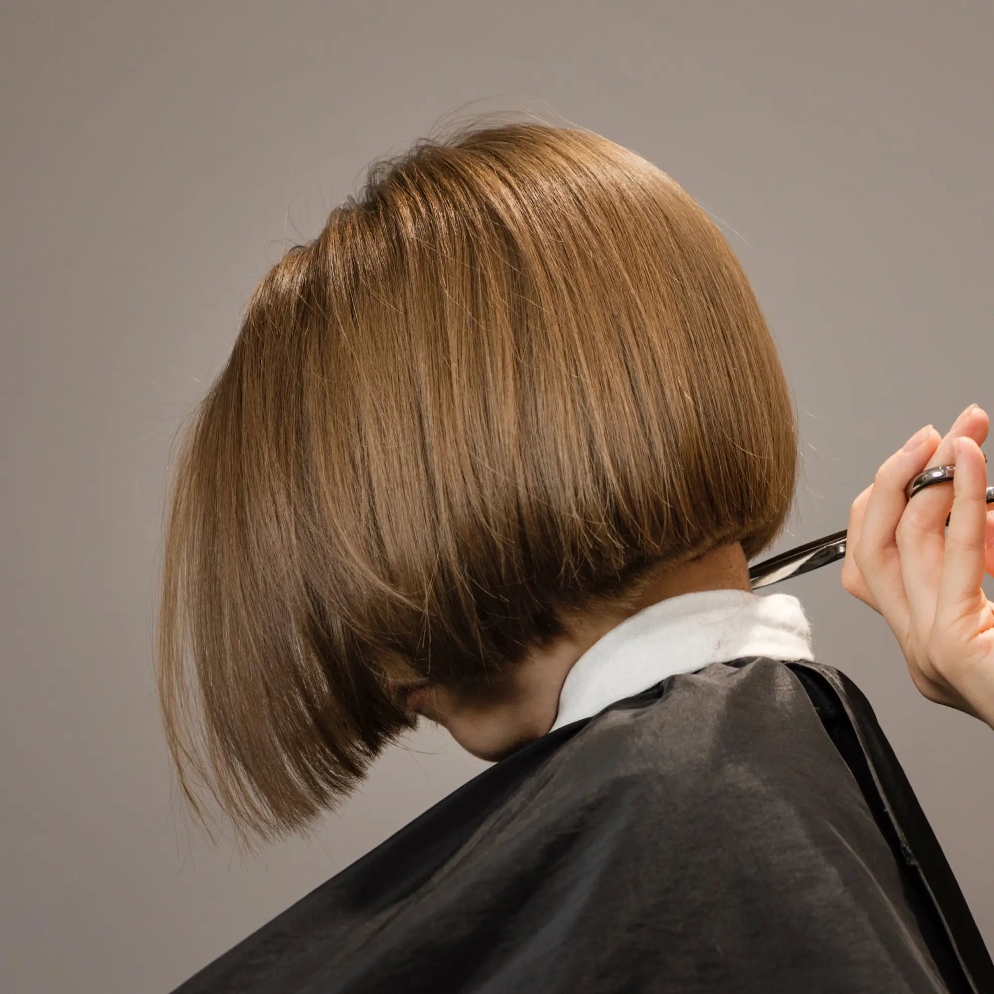 Haircut in progress at Partners Hair Tokai, focusing on a blunt bob for short hair.