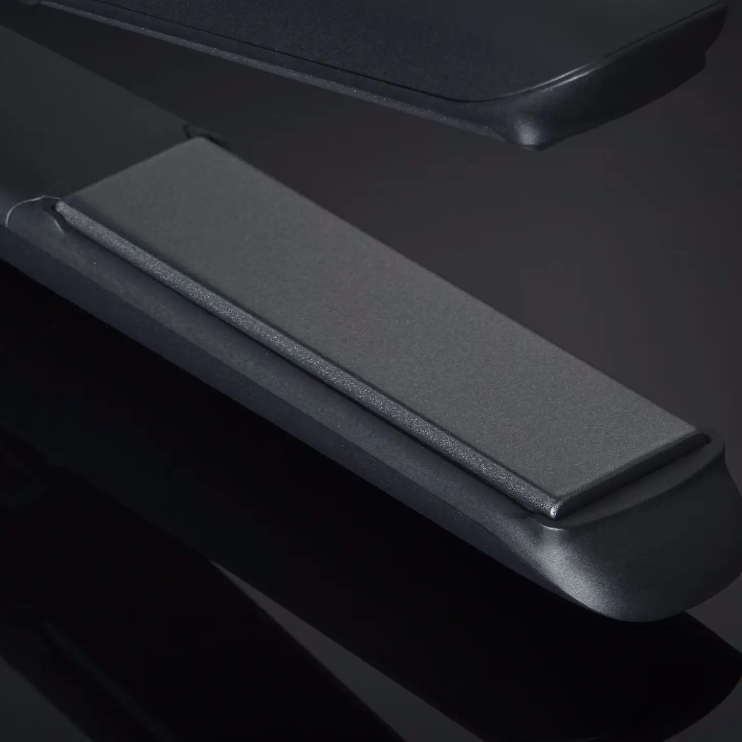 GHD Gold Professional Hair Straightener: Achieve Salon-Quality Styles with Smooth Ceramic Plates!