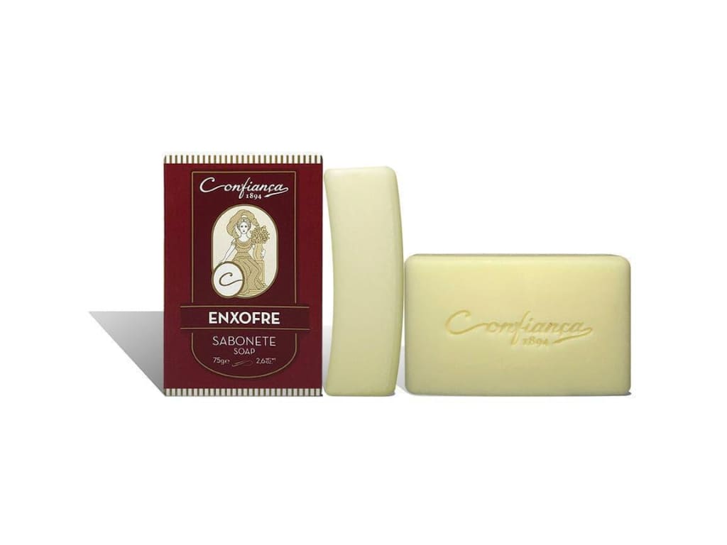 Sabonete Confianca enxofre Sulfur Soap 75g – Yellow bar of sulfur soap on a white background