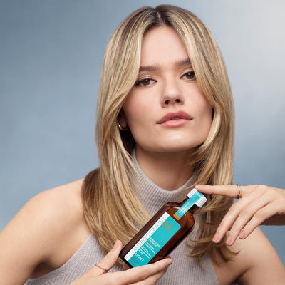 Moroccanoil Light Oil Treatment for Fine and Light-Coloured Hair 100ml enhances shine and hydration for beautiful hair.