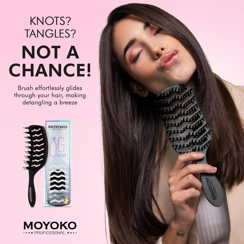 Moyoko Detangling Brush - Black: Effortlessly glides through hair for a comfortable brushing experience